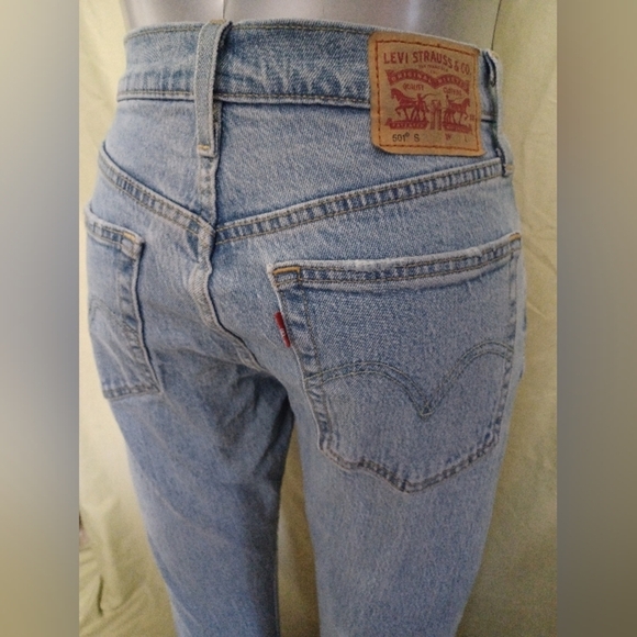 A Levi Strauss 501 Classic Button Fly Light Wash Blue Jeans - Picture 7 of 15